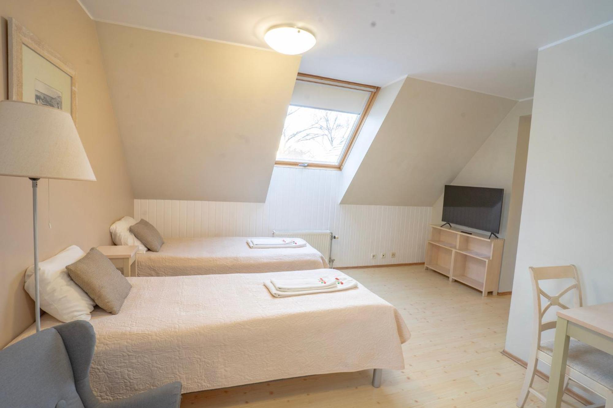 Kongo Hotel Haapsalu Extérieur photo